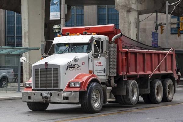 How a Toronto Trucking Company Supports E Commerce Logistics